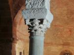 Las columnas tienen capiteles con estilos vegetales